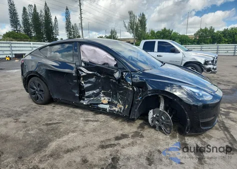 2024 Tesla Model Y z USA, uszkodzony, nr VIN 7SAYGDED3RF208845